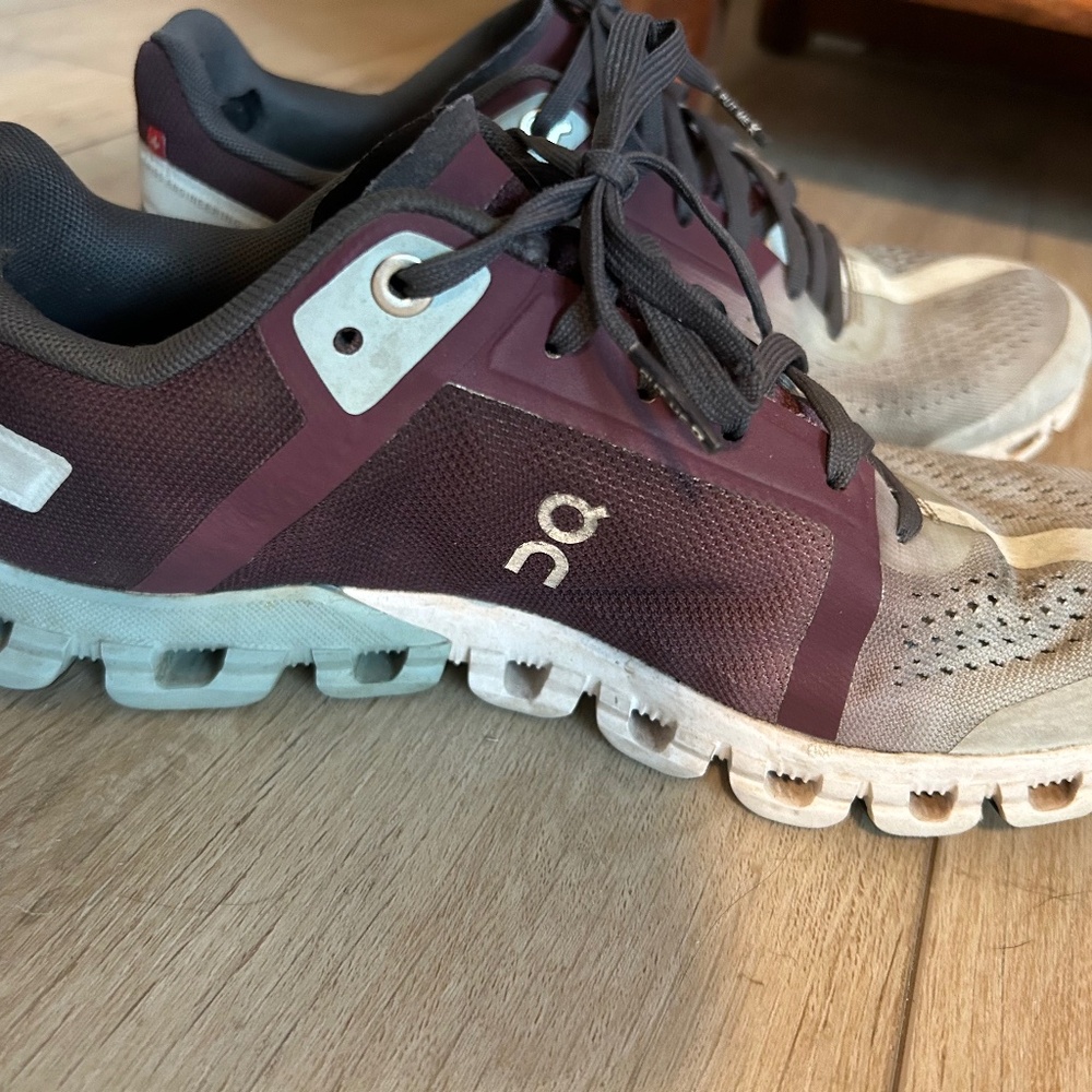 Women’s Size 7.5 OnCloud shoes